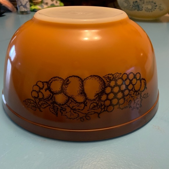 Vintage 2.5 quart Old Orchard Brown Pyrex bowl #403 - Picture 2 of 6